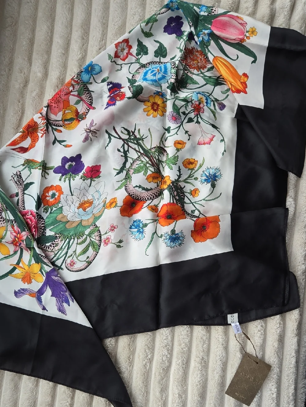 NWT GUCCI Flora Snake Print Silk Scarf 89×93 Cm - Picture 2 of 4